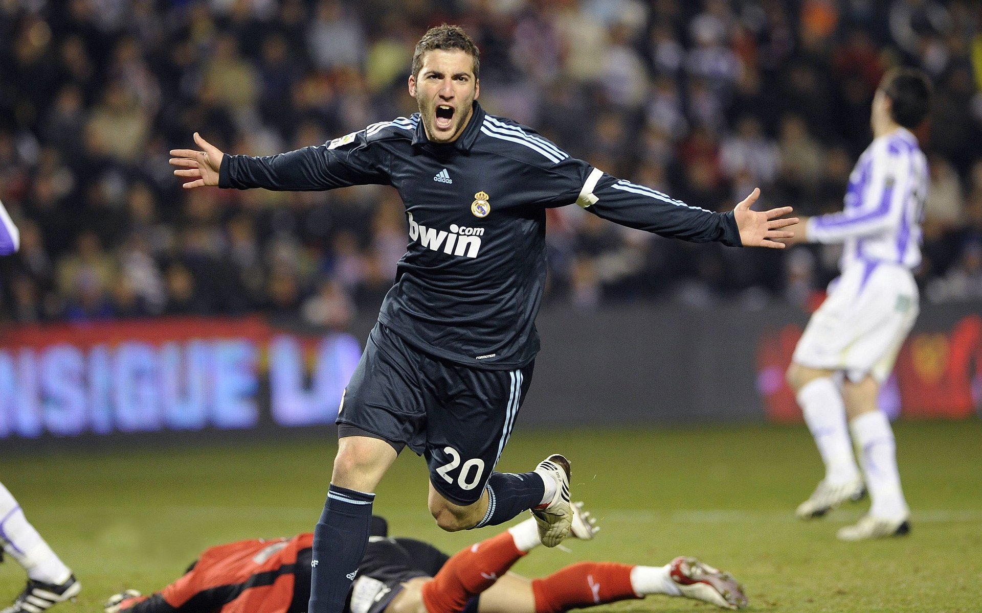 雷霆一波带走篮网，东契奇带队取胜，当青春风暴撞上孤胆英雄